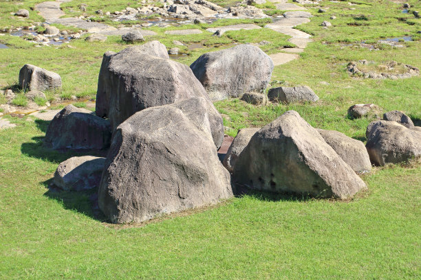 草坪上的大石头图片下载