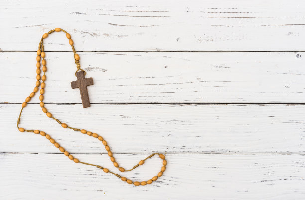 玫瑰经白色背景上的宗教符号图片下载