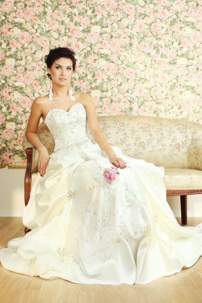 复古背景下的成熟浪漫新娘图片下载