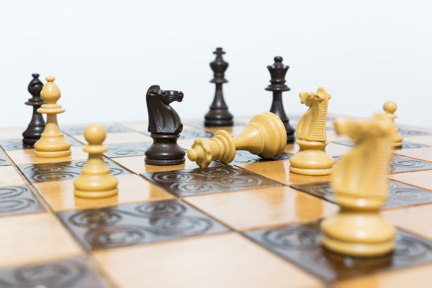 棋盘上的象棋图片下载