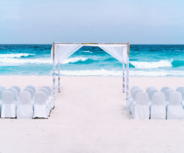 阳台和椅子为一场浪漫的海滩婚礼做好了准备图片下载