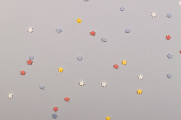 在假日的灰色背景上加上星星的平面构图图片下载