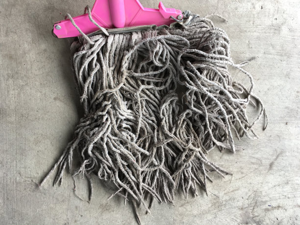 水泥地板上的旧拖把图片下载