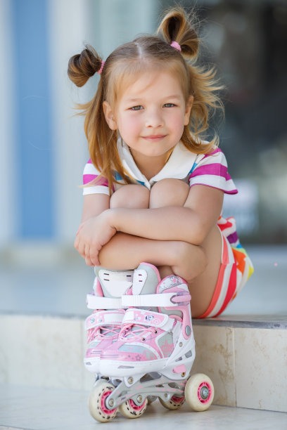 一个女孩在城里滑旱冰鞋图片下载