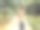 一个美丽的中国女孩站在秋天公园的落叶中。图片下载