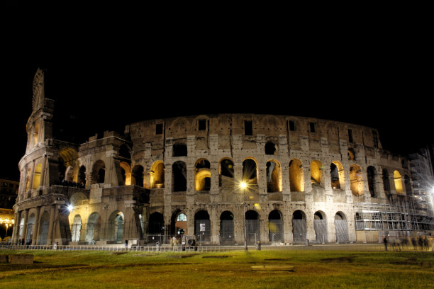夜晚Colosseo图片下载