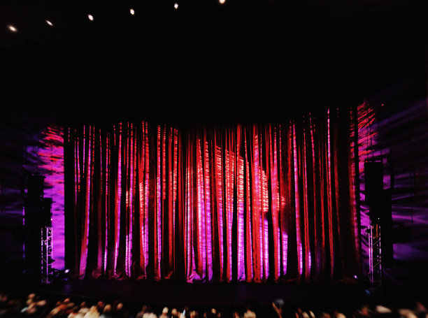 帷幕即将拉开，剧场舞台灯火通明图片下载