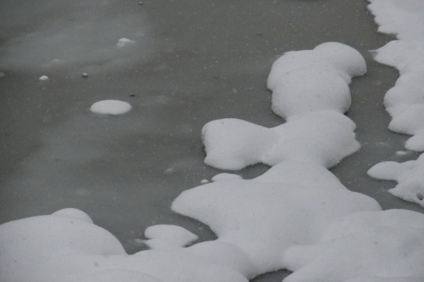 河中融雪图片下载