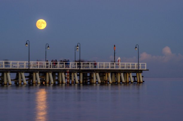 欧洲波兰波罗的海格丁尼亚奥尔罗沃码头上的月亮图片下载
