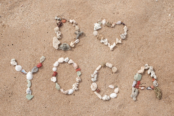 用贝壳书写沙滩上的瑜伽图片下载