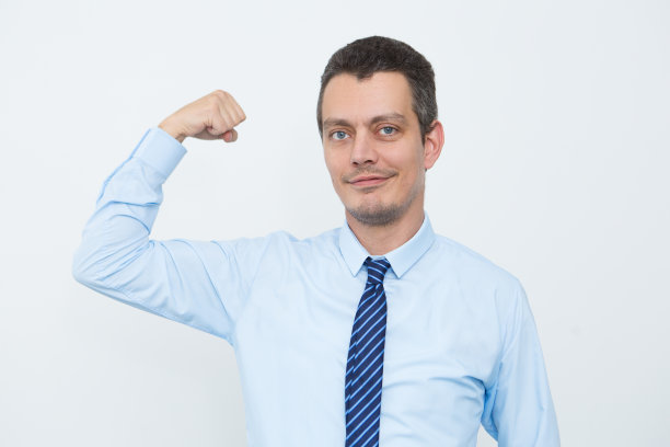 微笑的商人显示肌肉的肖像图片下载