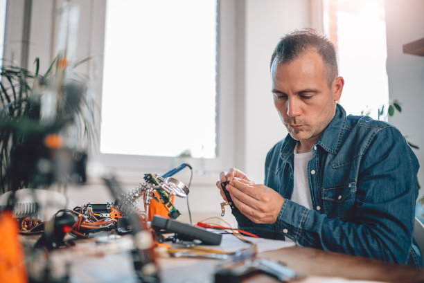 从事电子元件工作的人图片下载