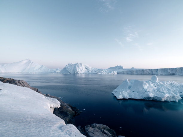 格陵兰岛北冰洋上的冰山图片下载