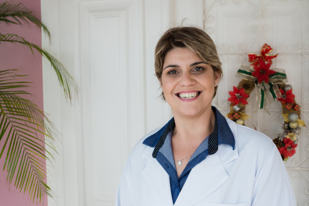 一个微笑的医生的肖像图片下载