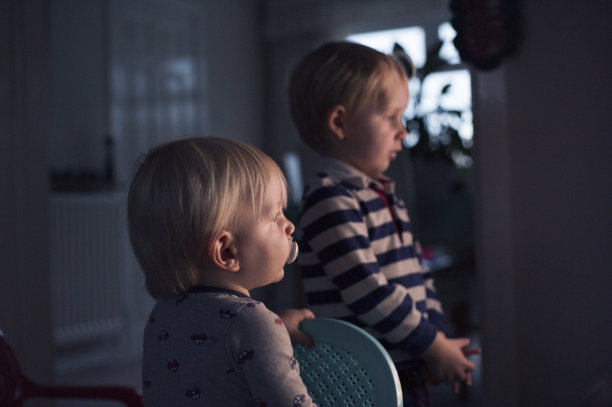 男孩看电视图片下载