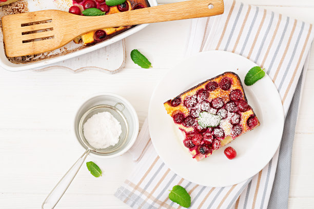 干酪砂锅配樱桃。平的。俯视图图片下载