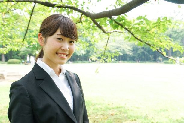 西装革履、微笑求职的学生图片下载
