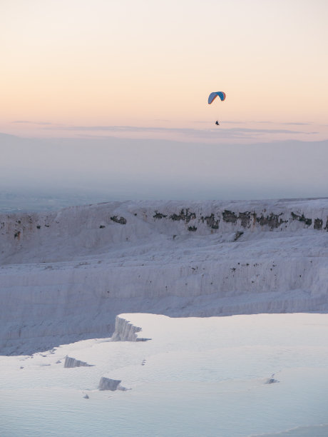 在德尼兹利帕慕克卡的古希拉波利斯，滑翔伞飞过石灰华池图片下载