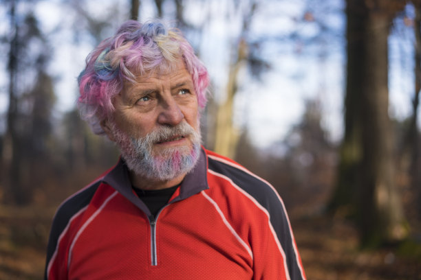 年长男人的肖像，潮人，有彩虹色的耳朵和胡子素材图片
