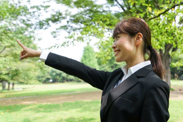 女商人指着什么东西图片下载