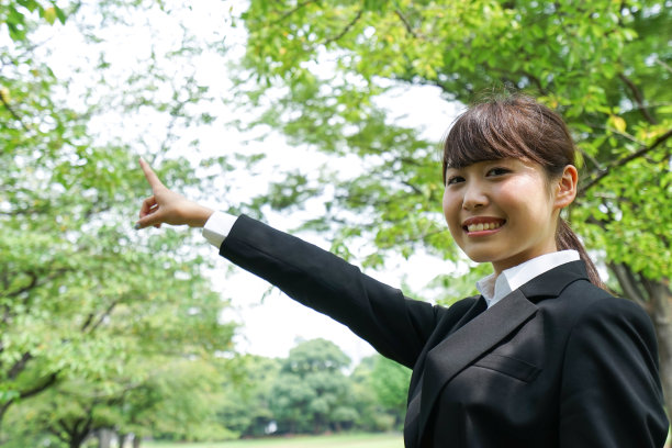 女商人指着什么东西图片下载