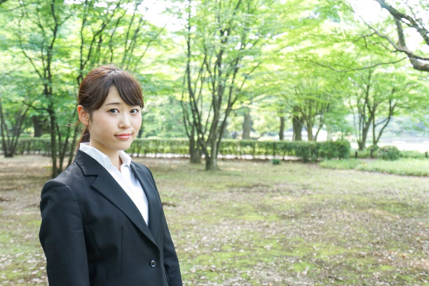 西装革履、微笑求职的学生图片下载