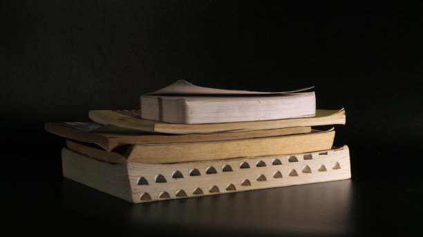 书籍堆叠与黑色背景图片下载