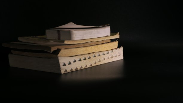 书籍堆叠与黑色背景图片下载