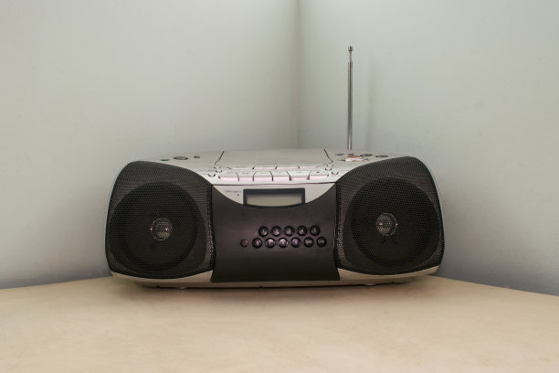 一个老式收音机留声机的细节。图片下载