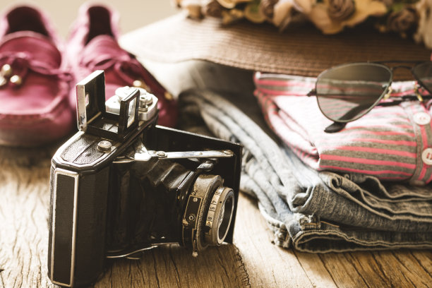 一些衣服和旅行配件旁边放着老式相机图片下载