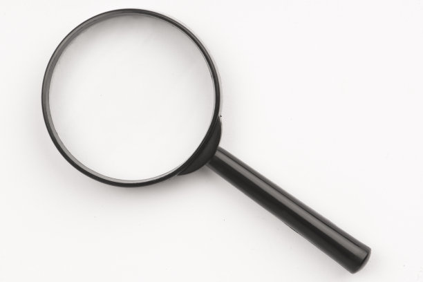 白色背景上的放大镜素材图片