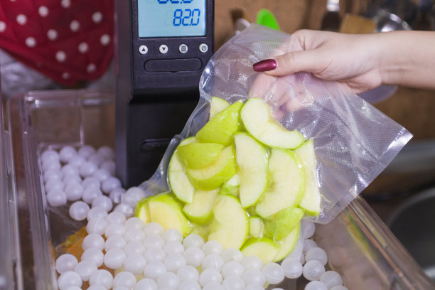 苹果在真空炊具。图片下载