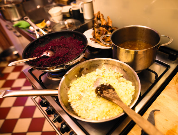 圣诞烹饪——燃气灶上的煎锅图片下载