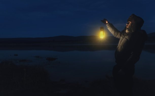 黑夜中的神秘人图片下载