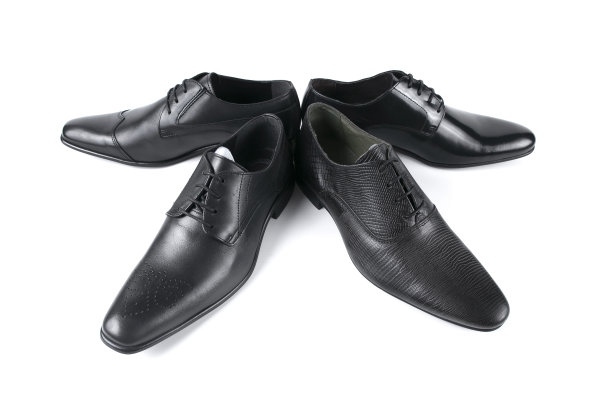 白色背景上的黑色真皮优雅男鞋，组鞋。图片下载