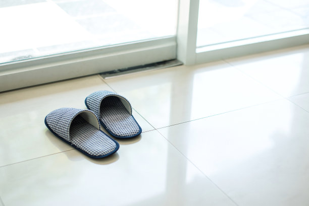 凉鞋放在房子里。图片下载