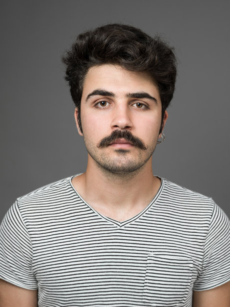 灰色背景下成年男子的面部照片图片下载