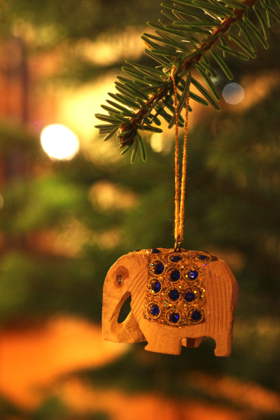 一头大象挂在装饰好的圣诞树上图片下载