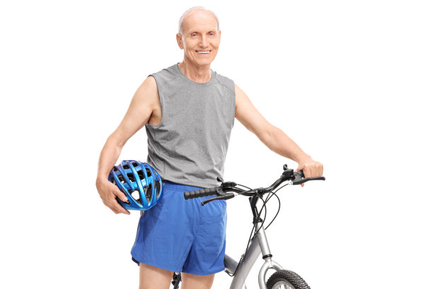 戴运动头盔，骑自行车的老人图片下载
