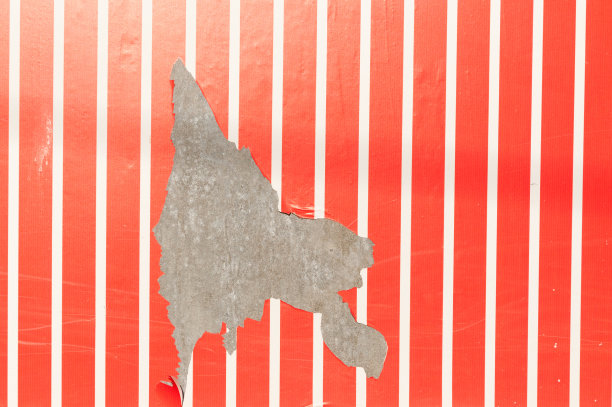 旧锈迹斑斑的金属表面剥落了红色的条纹漆图片下载