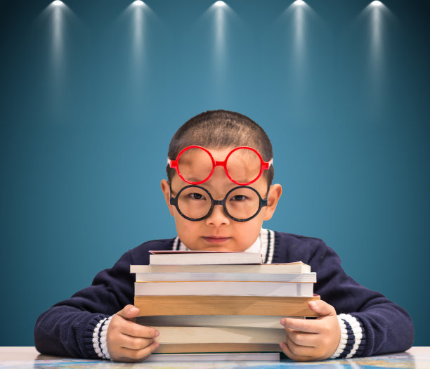 一个男孩拿着书图片下载