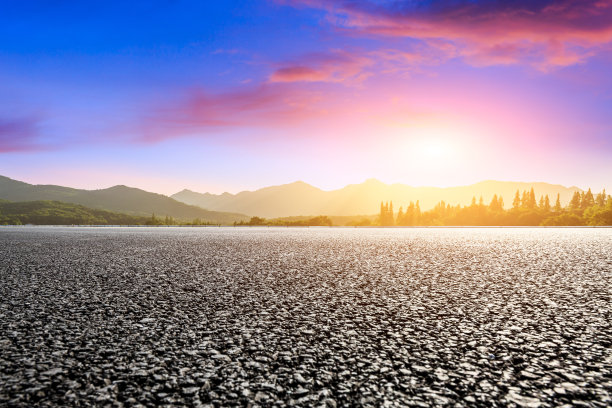 日落时的乡村道路和山丘景观图片下载