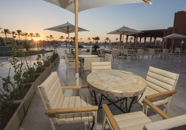 热带酒店日出时分的室外露台区图片下载