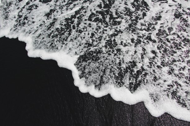 黑色沙滩上的海浪图片下载