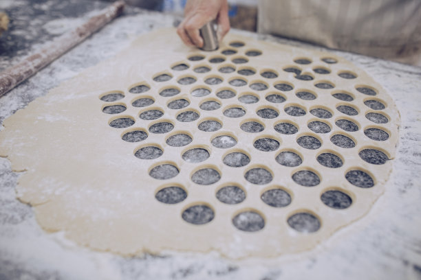 准备小糕点的妇女图片下载