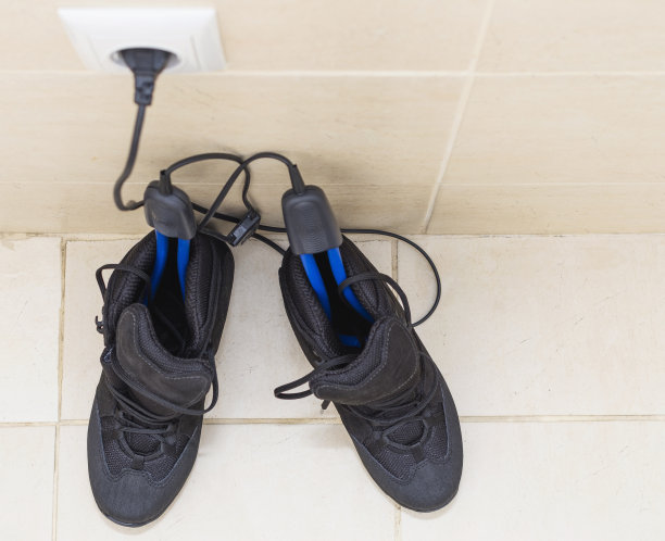 配有电动干鞋机的冬季靴子。图片下载