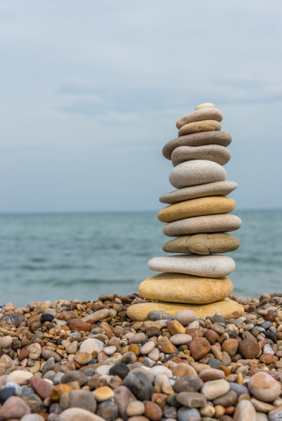 意大利石滩上的石堆图片下载