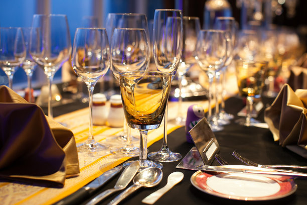 模糊的背景设置玻璃在餐桌上。图片下载