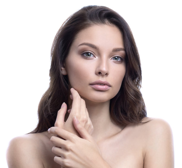 美丽SPA女人完美的皮肤。漂亮的黑发触摸脸颊。素材图片