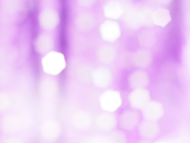 紫罗兰抽象模糊背景和六角形白色散景。素材图片